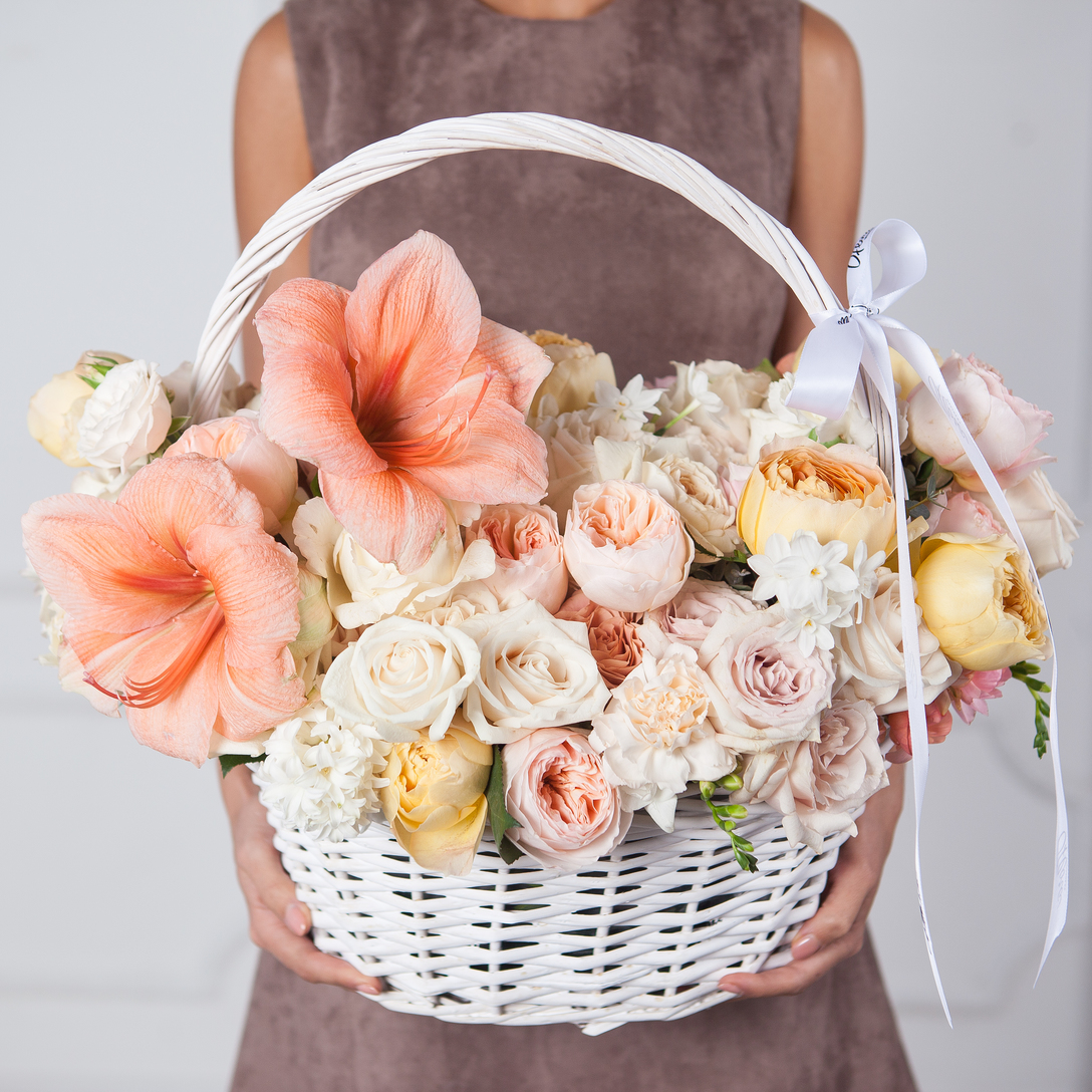 Корзина с селекционными садовыми розами №2