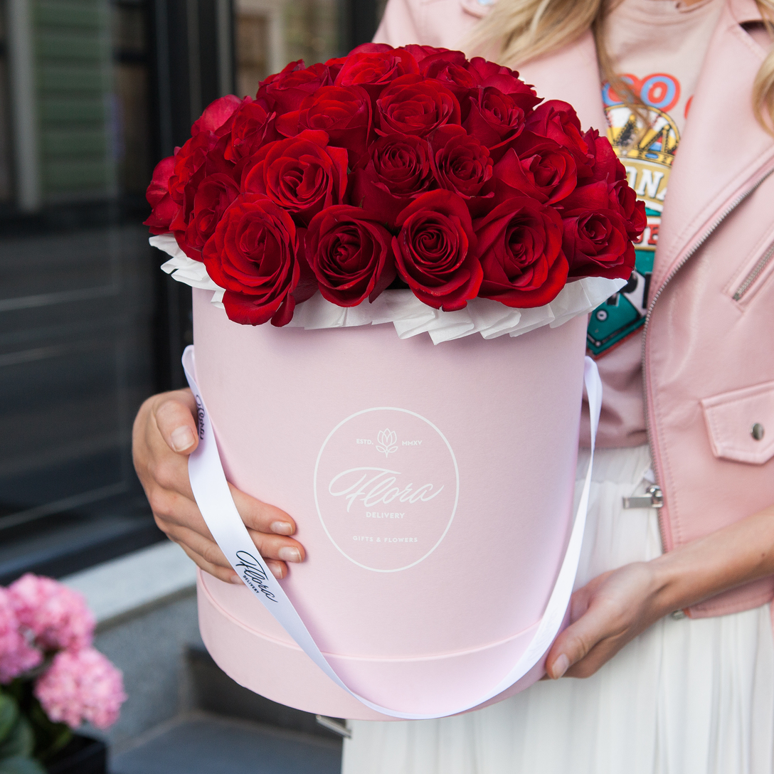 Шляпная коробка Grand с красными розами  PINK