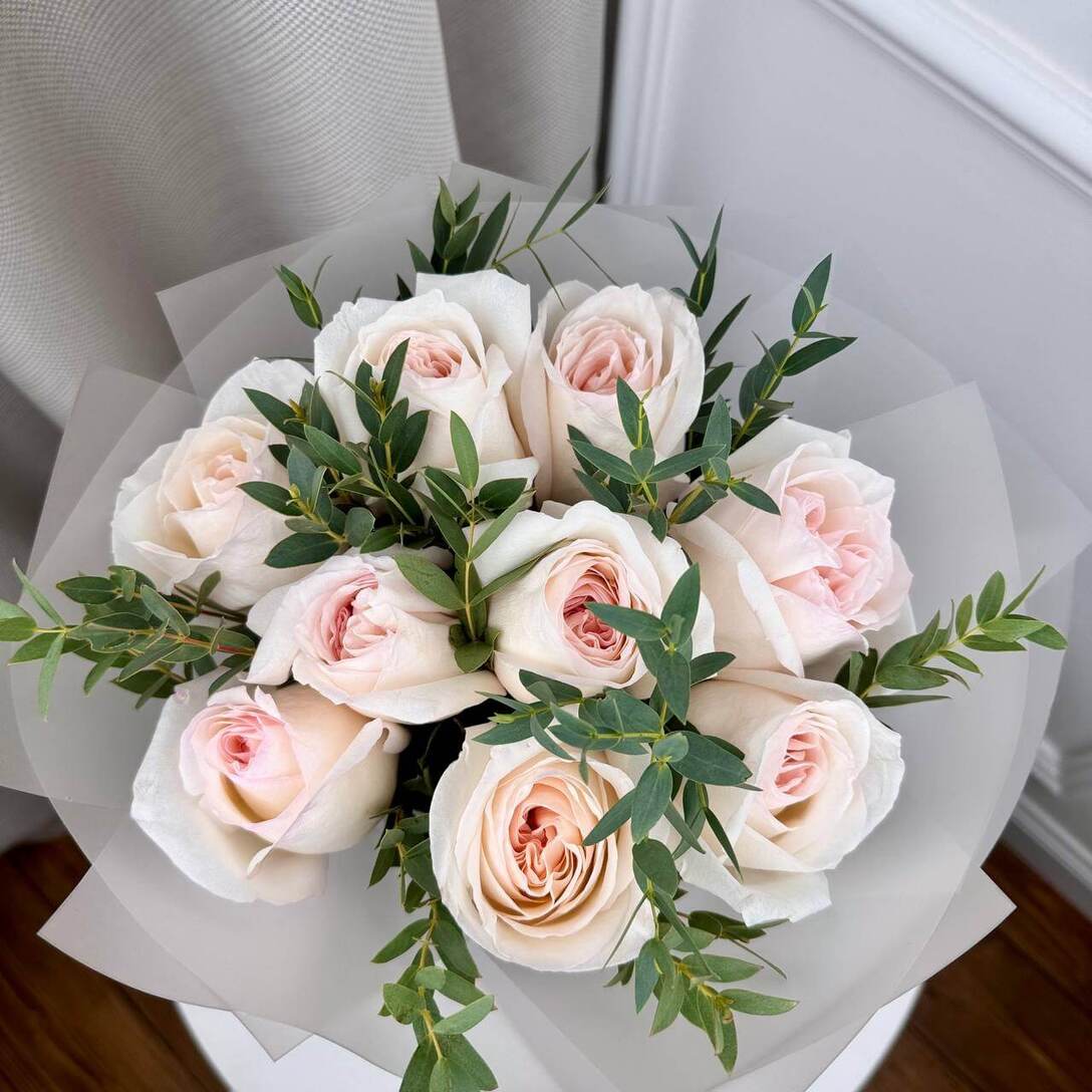 Букет из 9 пионовидных роз White O'Hara с эвкалиптом