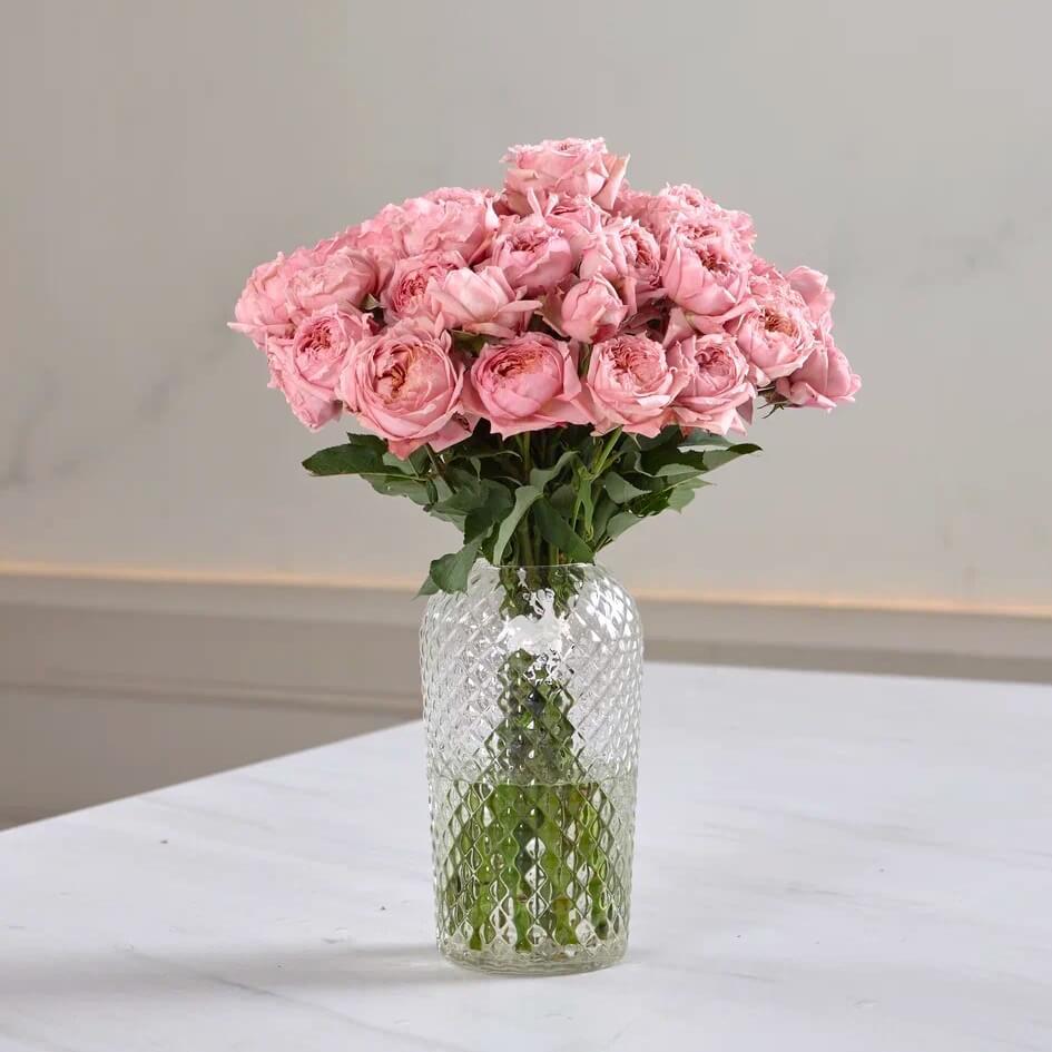 Букет из 13 кустовых роз Juliet в вазе