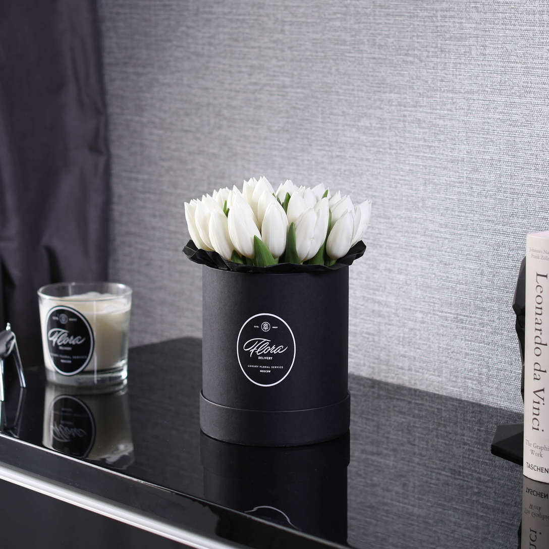 Белые тюльпаны в шляпной коробке Demi BLVCK