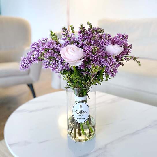 Букет из сирени и ранункулюсов