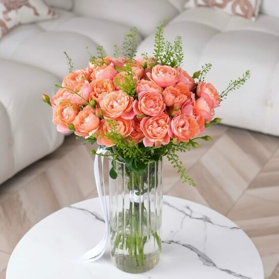 Букет из 13 кустовых роз Juliet в вазе