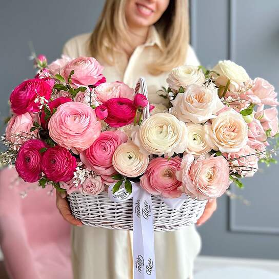 Корзина с малиновыми ранункулюсами №3
