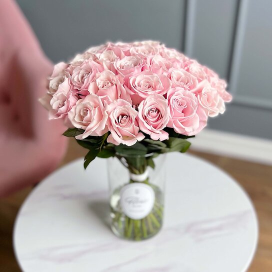 Букет из 31 розы "Sweet Escimo" в вазе