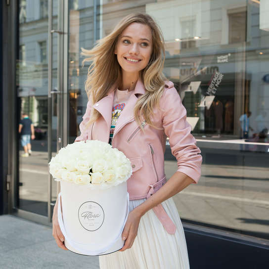 Шляпная коробка Grand с белыми розами  WHITE