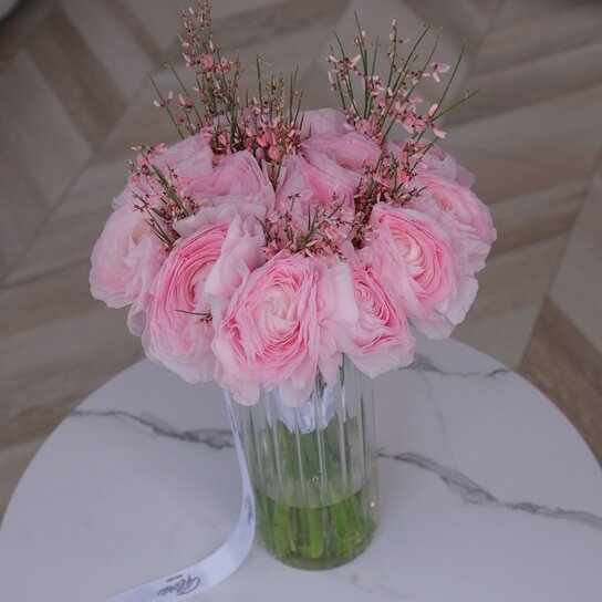 Букет из 15  ранункулюсов с генистой Фото 2