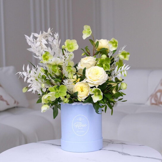 Букет "Sheil" в шляпной коробке Demi BLUE