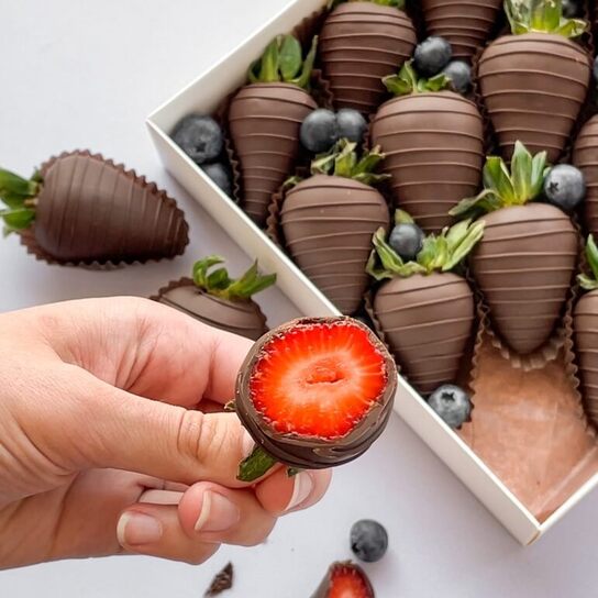 Набор клубники в тёмном шоколаде с голубикой 16/20 шт