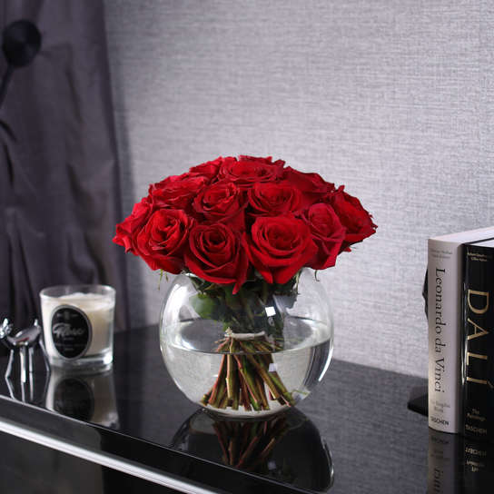Букет из 25 роз "Freedom" в вазе сфера