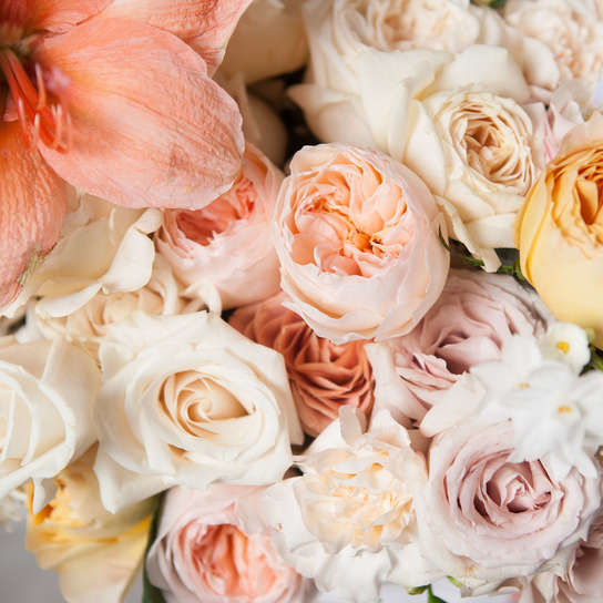 Корзина с селекционными садовыми розами №2