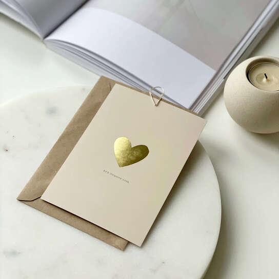 Открытка «Без лишних слов» с золотым тиснением