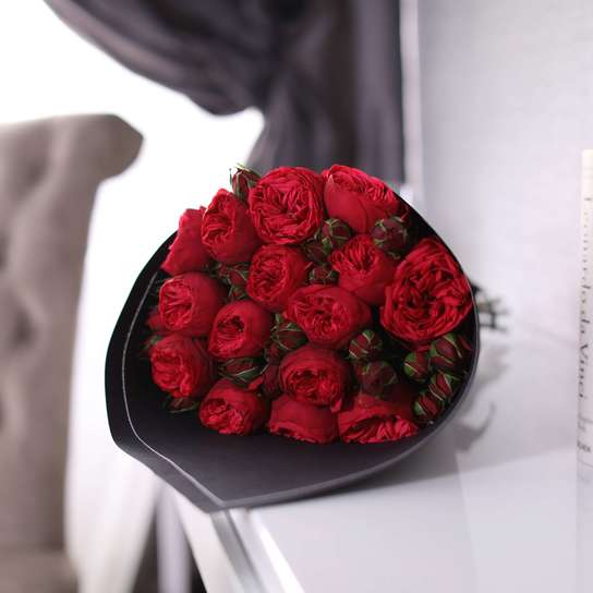 Букет из 15 роз "Red Piano" BLVCK