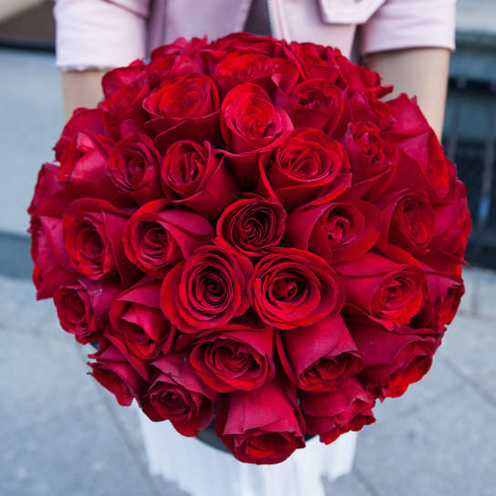 Шляпная коробка Grand с красными розами  BLVCK