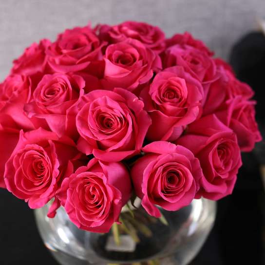 Букет из 25 роз "Pink Floyd" в вазе сфера