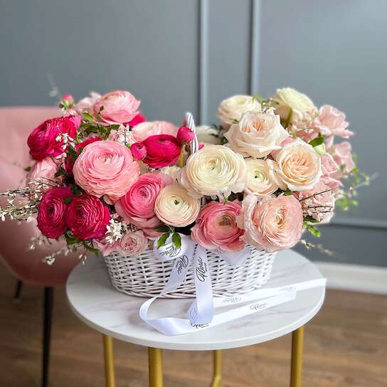 Корзина с малиновыми ранункулюсами №3