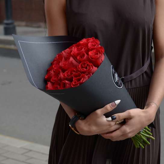 Букет из 21 розы "Red Kenya" BLVCK