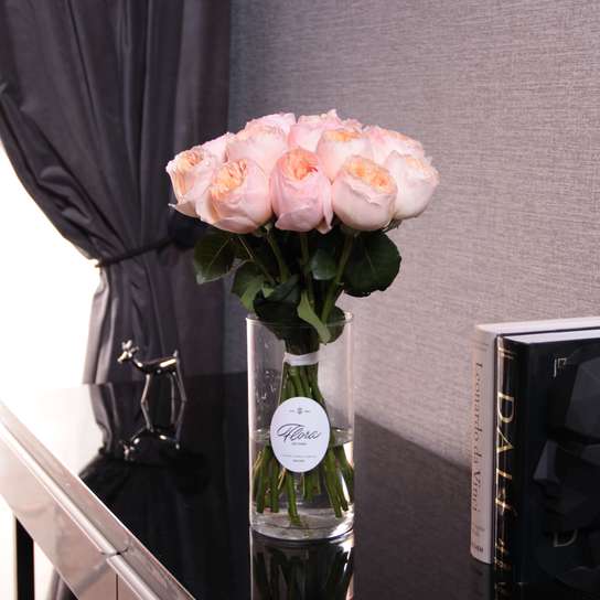 Букет из 15 роз "Austin Juliet" в вазе