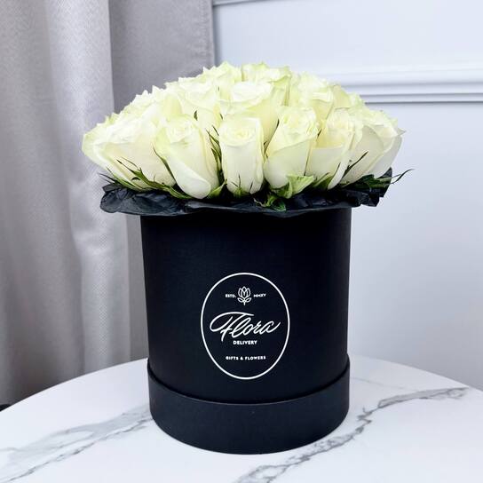 Шляпная коробка с белыми розами Petit BLVCK