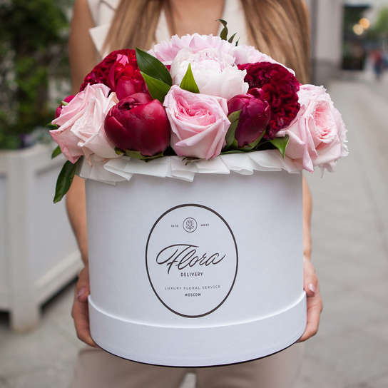 Букет "Wildberry" в коробке Grand Mini WHITE