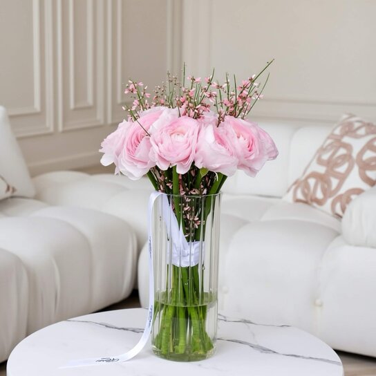 Букет из 15  ранункулюсов с генистой