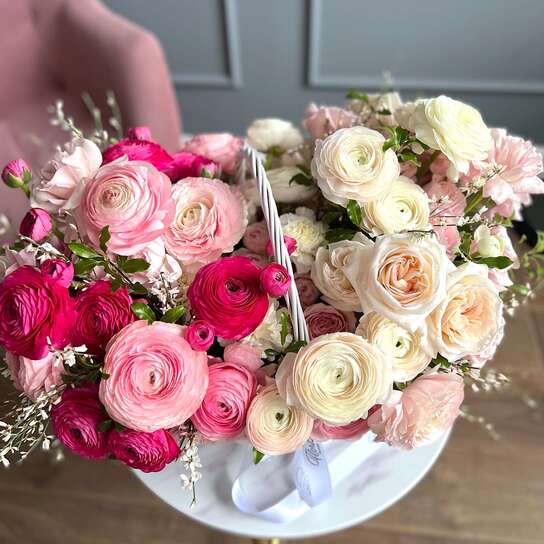 Корзина с малиновыми ранункулюсами №3