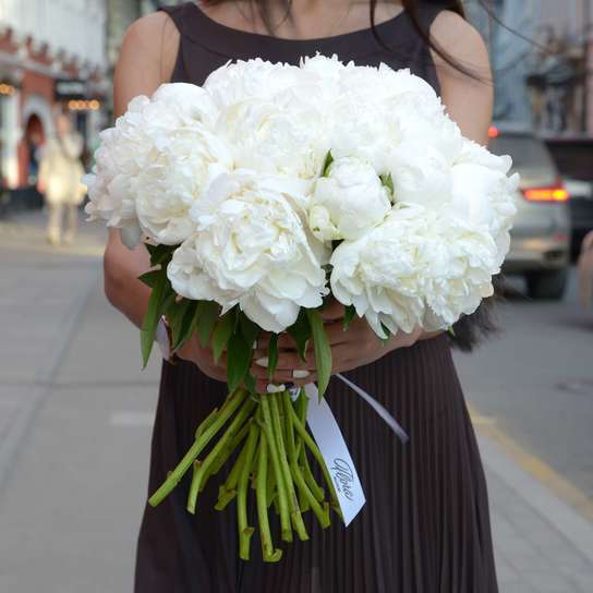 Букет из 21 пионов "Madame Claude Tain"