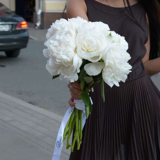 Букет из 11 пионов "Madame Claude Tain"