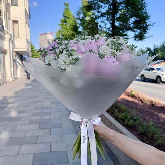 Букет пионов и ароматной маттиолы