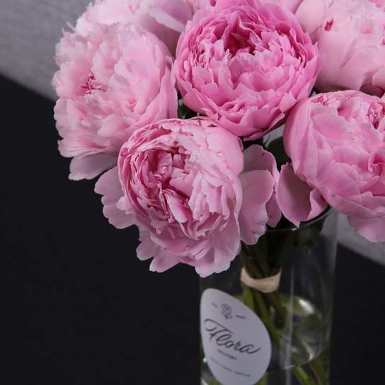 Букет из 11 пионов "Sarah Bernhardt" в вазе