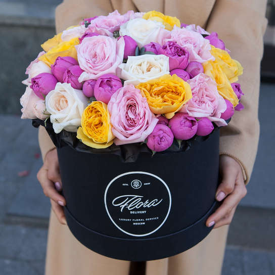 Букет "Clare" в шляпной коробке Grand Mini BLVCK