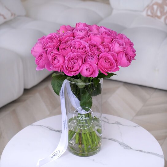 Букет из 15 кустовых роз Misty Bubbles в вазе Фото 2