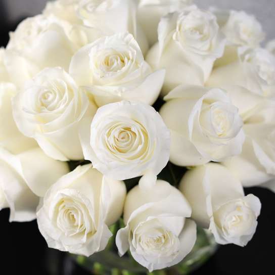 Букет из 25 роз "Proud" в вазе сфера