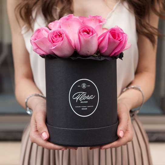 Шляпная коробка Demi "Розы Кения Cherry" BLVCK