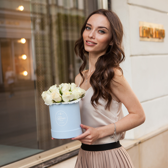 Шляпная коробка Demi "Розы Кения White" BLUE