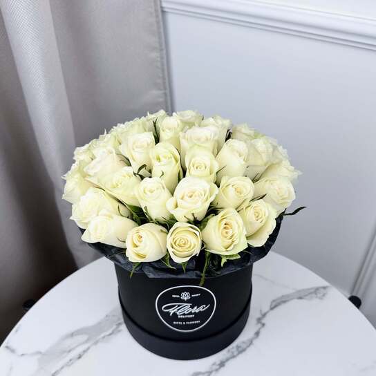 Шляпная коробка с белыми розами Petit BLVCK