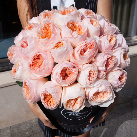 Шляпная коробка Grand "Розы Austin Juliet" BLVCK