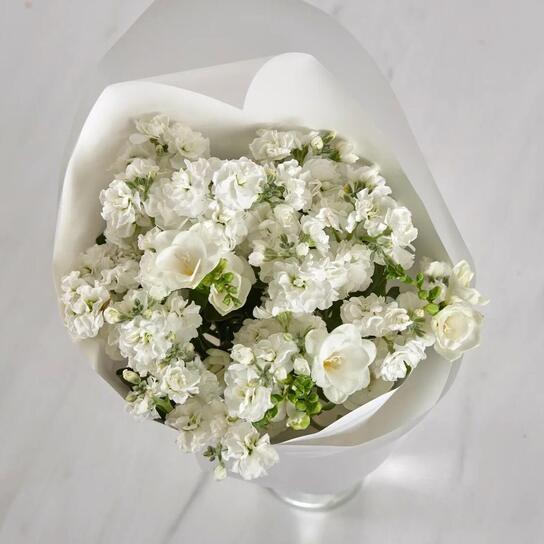 Букет из ароматной маттиолы и фрезии без вазы