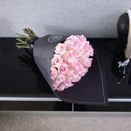 Букет из 25 роз "Senorita" BLVCK