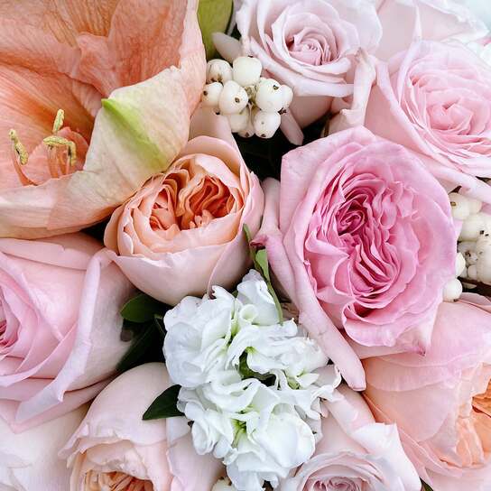 Букет "Peach Cream" шляпной коробке Grand Mini BLVCK Фото 4