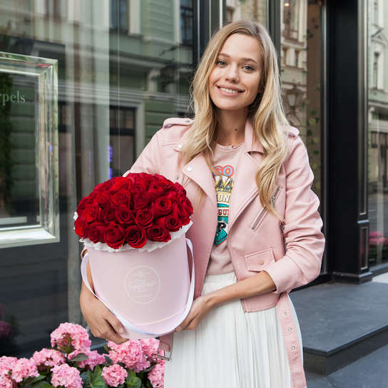 Шляпная коробка Grand с красными розами  PINK