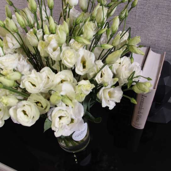 Букет из белого лизиантуса в вазе