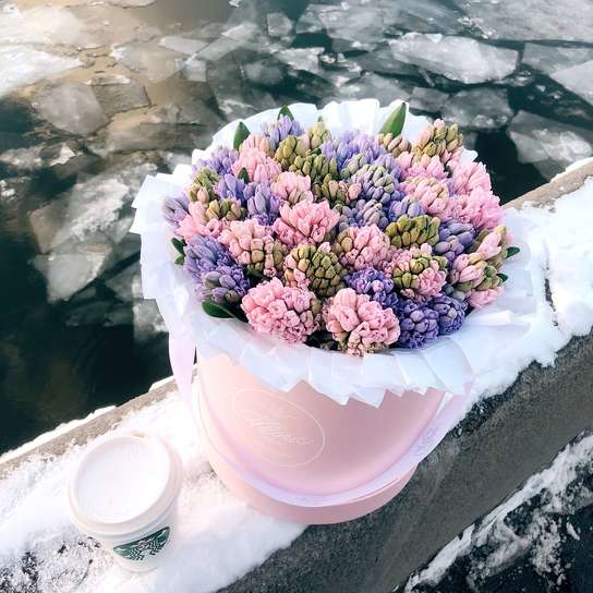 Разноцветные гиацинты в шляпной коробке Grand PINK
