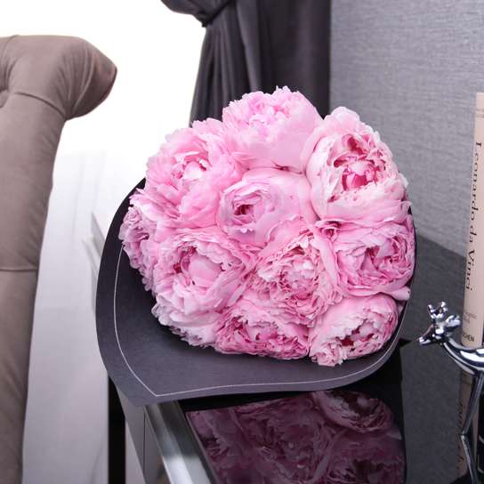 Букет из 11 пионов "Sarah Bernhardt" BLVCK