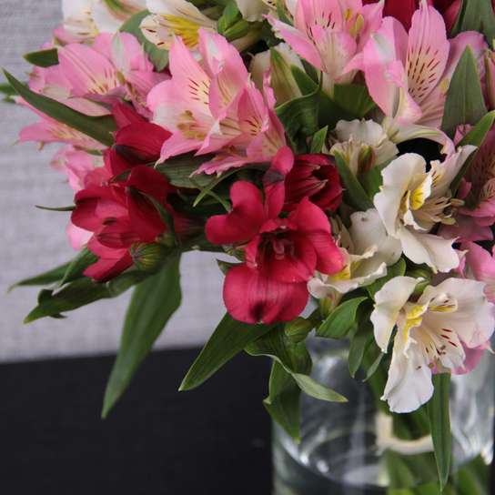 Букет из Альстромерии в вазе