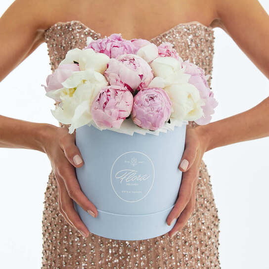 Шляпная коробка Petit "Микс пионов" BLUE