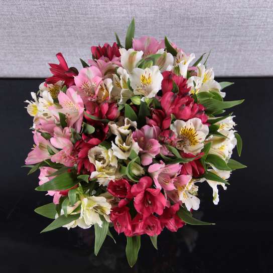 Букет из Альстромерии в вазе