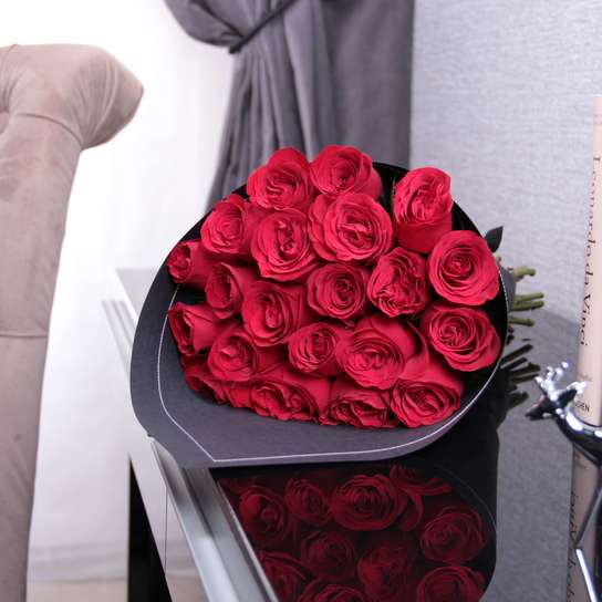 Букет из 21 розы "Red Kenya" BLVCK