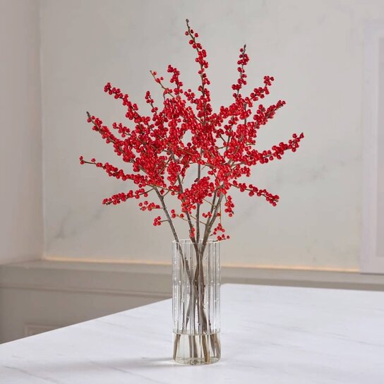 Букет из красного илекса в вазе