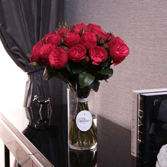 Букет из 25 роз "Red Piano" в вазе